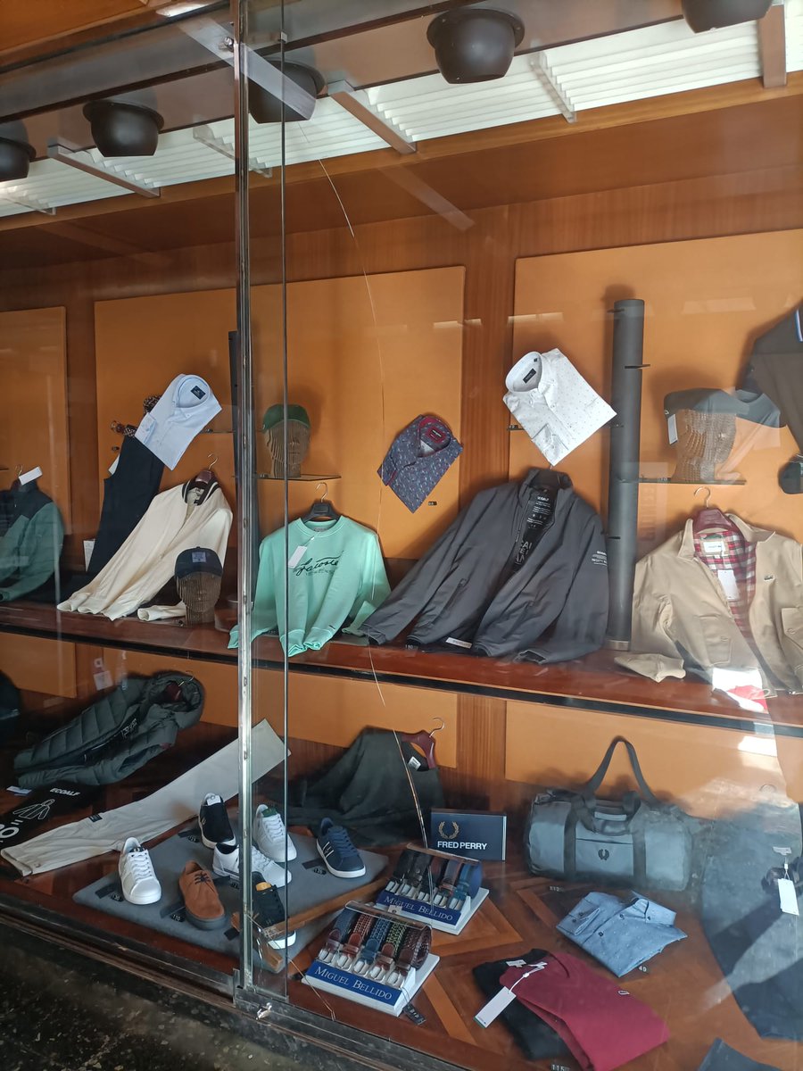 CreuCobertaShop's tweet photo. Vàrem advertir del nostre neguit que tornés a passar. Vam demanar a l'Ajuntament i a la policia reforçar la seguretat. No ha servit de res. No hi ha autoritat, ni capacitat, ni vergonya. https://t.co/ey6ZYKG3R8