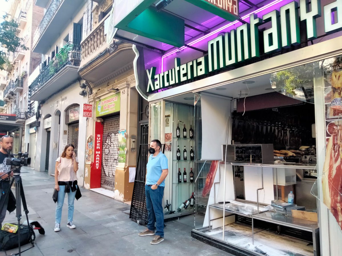 CreuCobertaShop's tweet photo. Vàrem advertir del nostre neguit que tornés a passar. Vam demanar a l'Ajuntament i a la policia reforçar la seguretat. No ha servit de res. No hi ha autoritat, ni capacitat, ni vergonya. https://t.co/ey6ZYKG3R8