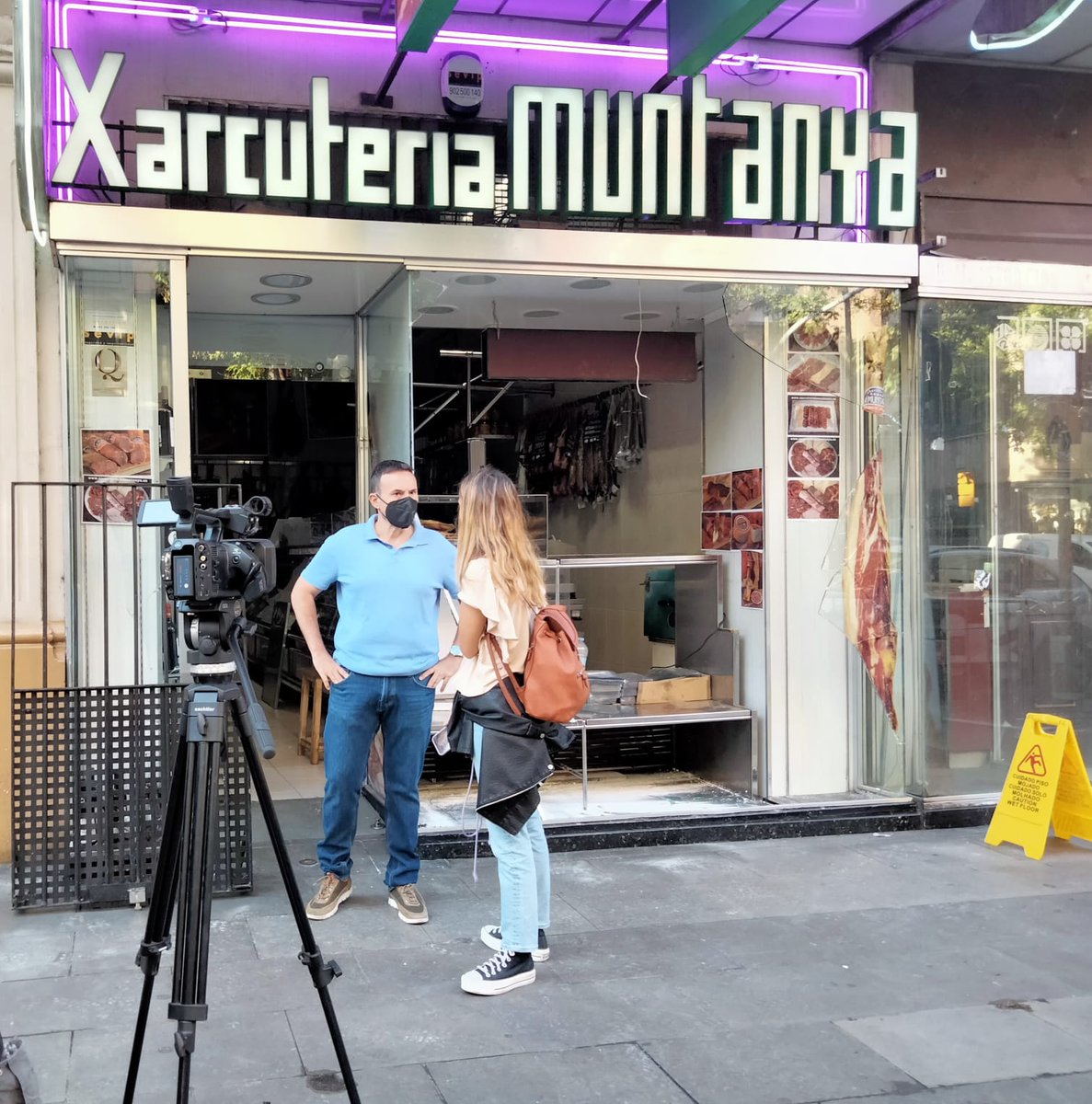 CreuCobertaShop's tweet photo. Vàrem advertir del nostre neguit que tornés a passar. Vam demanar a l'Ajuntament i a la policia reforçar la seguretat. No ha servit de res. No hi ha autoritat, ni capacitat, ni vergonya. https://t.co/ey6ZYKG3R8