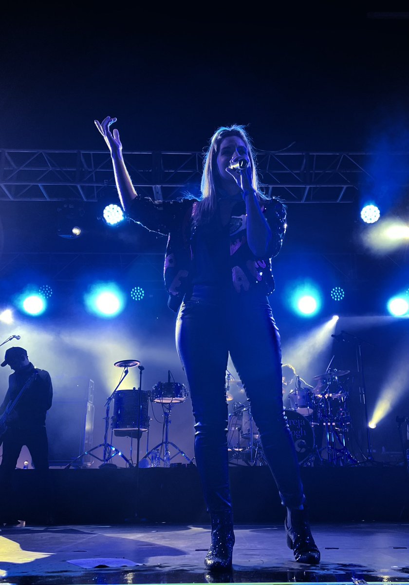 laorejadevgogh's tweet photo. ¡Gracias Monzón! Tras el escenario nos disteis el cariño familiar de los pueblos entrañables, pero durante el concierto os convertisteis en una ciudad de millones. Una noche perfecta. ¡Hasta de pronto! https://t.co/Iw41SpKSA5