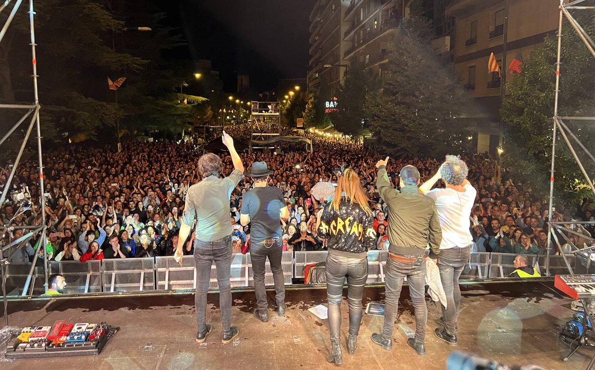 laorejadevgogh's tweet photo. ¡Gracias Monzón! Tras el escenario nos disteis el cariño familiar de los pueblos entrañables, pero durante el concierto os convertisteis en una ciudad de millones. Una noche perfecta. ¡Hasta de pronto! https://t.co/Iw41SpKSA5
