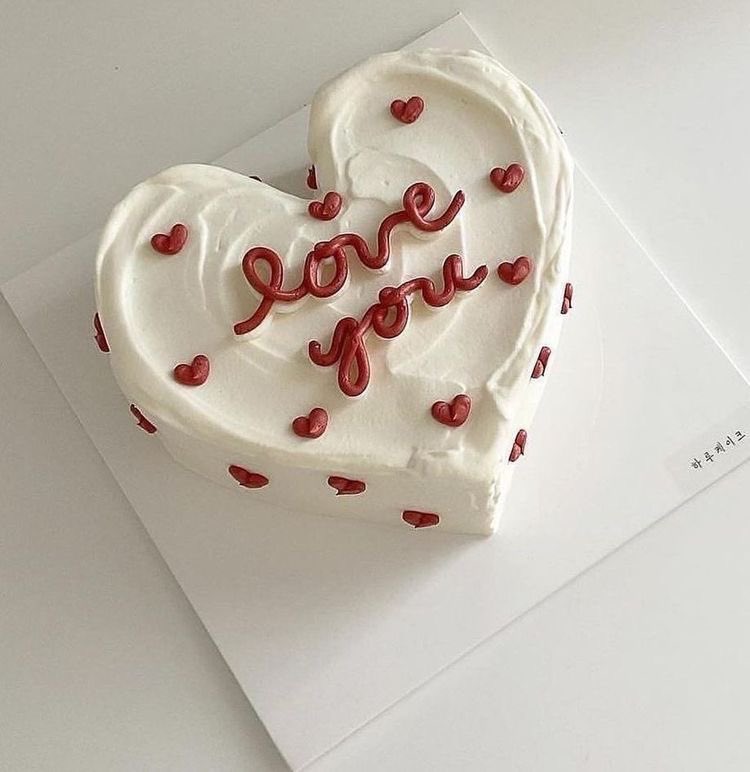 SelectOutfit's tweet photo. heart shaped cake https://t.co/IrzDKGoNRz