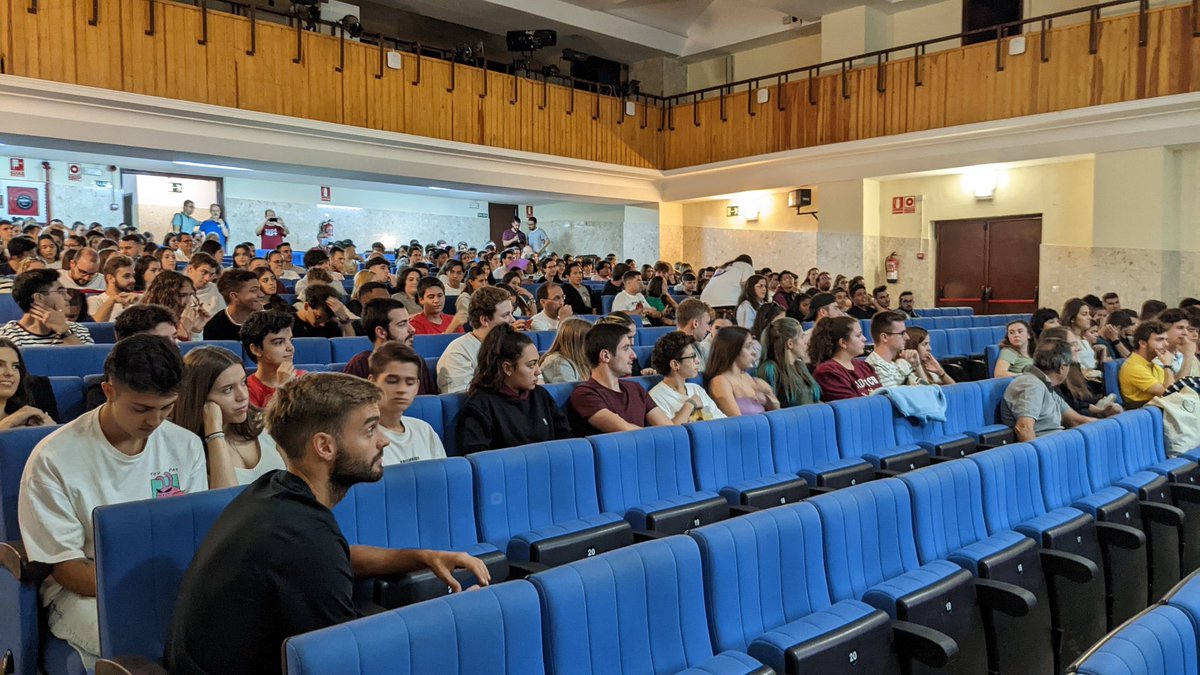 XabiCamino's tweet photo. Ayer pudimos compartir una jornada de formación fantástica en @cjatocha junto a más de 300 animadores de los centros juveniles de @FedValdoco. Gracias a todos por vuestra presencia y compromiso. ¡Feliz curso educativo-pastoral! #AbrimosCaminos https://t.co/8PSBsMnsHz