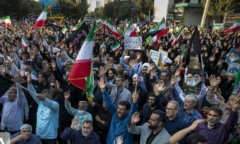 seyyid_sadullah's tweet photo. İran Kürdistan'ının kalbi Kirmanşah'ta Kürt halkı yüzbinler halinde, Allah'u Ekber nidalarıyla sokaklara dökülüp İslam düşmanı çeteleri lanetledi. Kürt halkı lafını ağızlarından düşürmeyenler, buna ne dersiniz? https://t.co/nmfenSbcFz