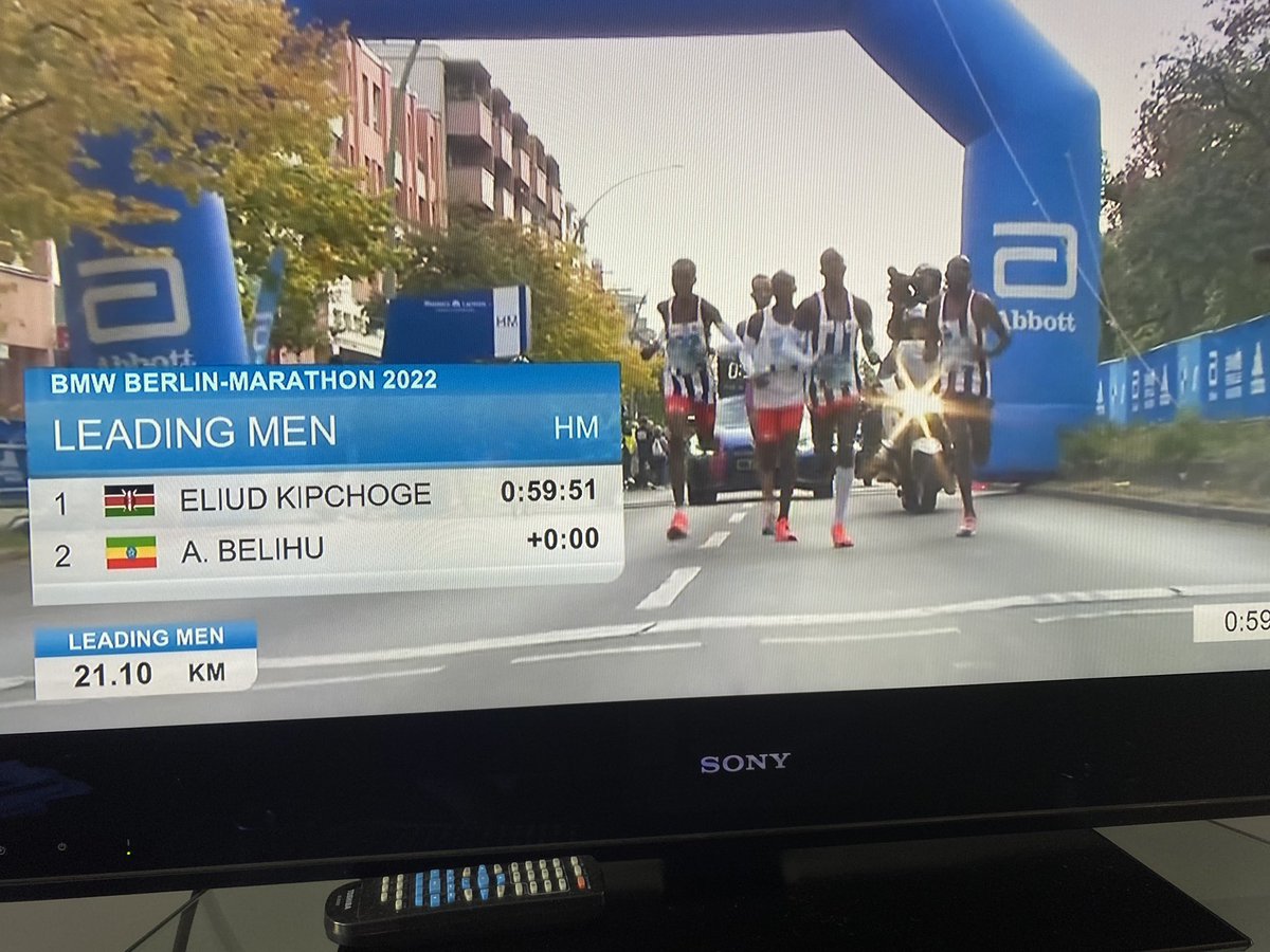PedroGabilondoP's tweet photo. Esta foto hay que guardarla. Kipchoge ha pasado el medio maratón en Berlín en 59:51… camino de bajar de las 2 horas, aunque le queda lo más difícil.
Referencia: el récord de España de medio maratón es un segundo peor, 59:52 que hizo Fabián Roncero en 2001… y se paró. 
Kip sigue https://t.co/iVDp0aOWFf