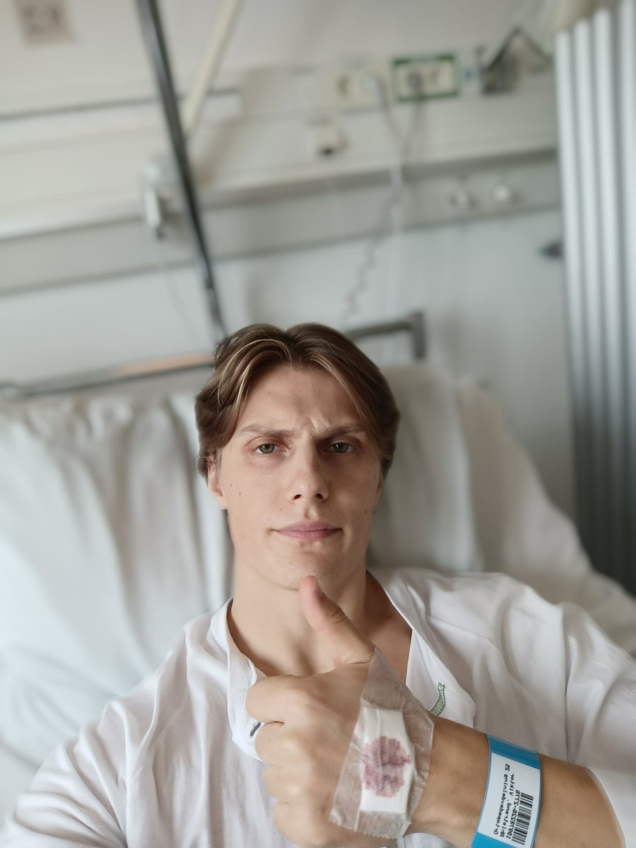 ahlstrand13's tweet photo. Tusen tack till alla som hört av sig, skickat lyckönskningar eller stöttat mig på annat sätt den senaste veckan. Stort tack till hela Hammarby-familjen för all pepp och support samt ett stor kram till Handbollsbajarna för dom fina blommorna och presenter 💚 https://t.co/F9Nnp7lvxR