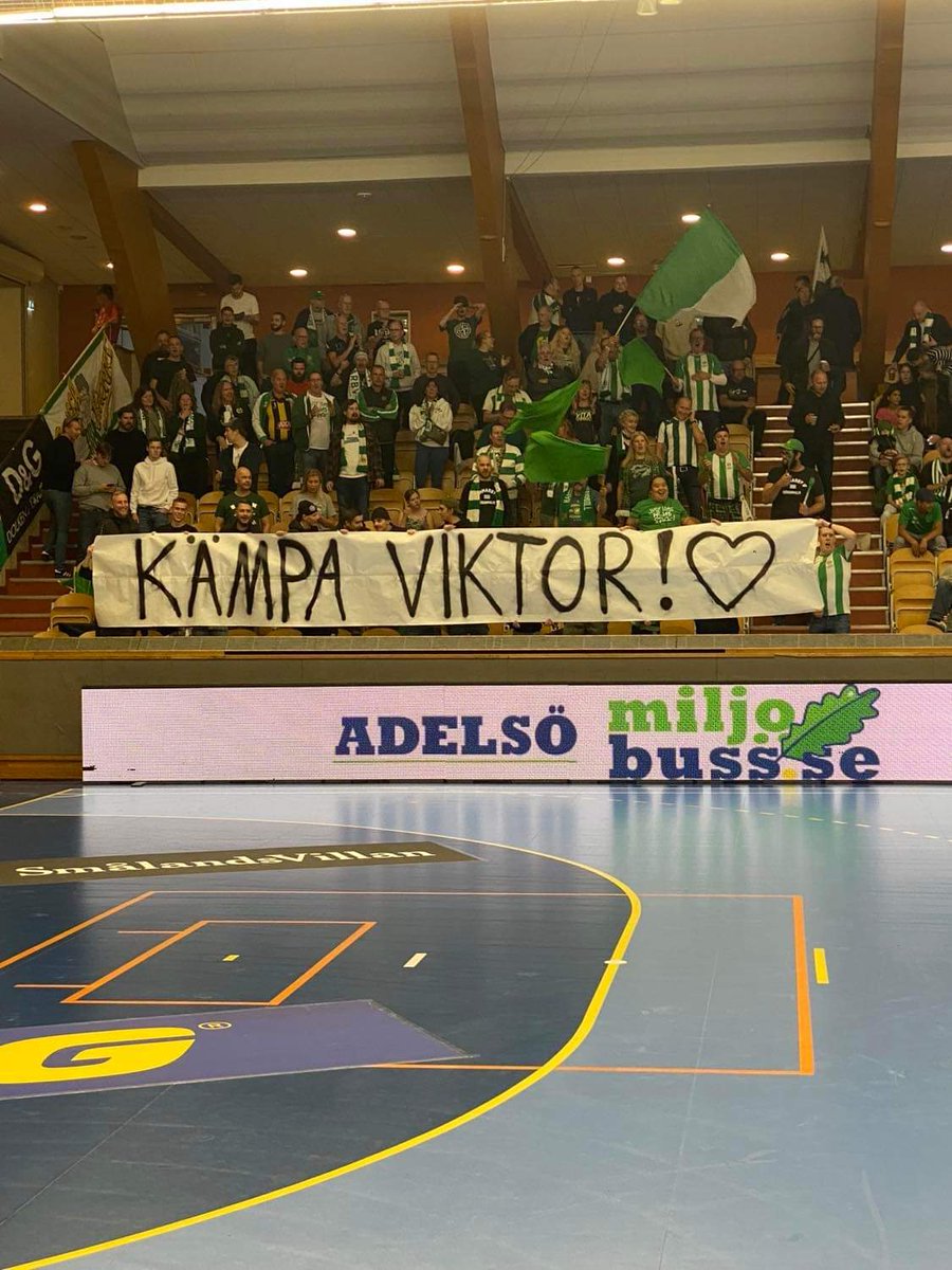 ahlstrand13's tweet photo. Tusen tack till alla som hört av sig, skickat lyckönskningar eller stöttat mig på annat sätt den senaste veckan. Stort tack till hela Hammarby-familjen för all pepp och support samt ett stor kram till Handbollsbajarna för dom fina blommorna och presenter 💚 https://t.co/F9Nnp7lvxR