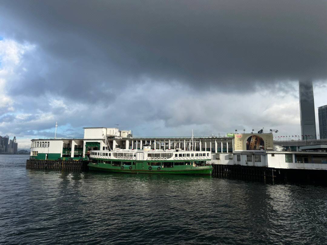 XiaTiMoTai's tweet photo. Morning in Hong Kong ||| Running along the Tsim Sha Tsui waterfront promenade until Hung Hom and then dismantling it back, five kilometers, keep watching the sun π slowly rise in the middle of π§οΈ
#HongKong #MarkMyLife #HongKongTsim Sha Tsui #Check-inRun https://t.co/uMMCBmPoIK