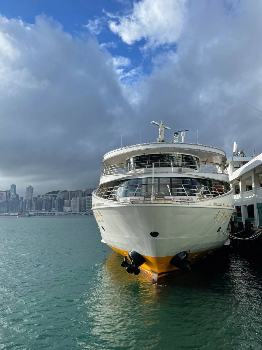 XiaTiMoTai's tweet photo. Morning in Hong Kong ||| Running along the Tsim Sha Tsui waterfront promenade until Hung Hom and then dismantling it back, five kilometers, keep watching the sun π slowly rise in the middle of π§οΈ
#HongKong #MarkMyLife #HongKongTsim Sha Tsui #Check-inRun https://t.co/uMMCBmPoIK