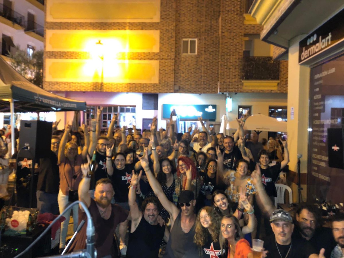 DebahoBAND's tweet photo. Foto fin de concierto en el Sojo para cerrar una Feria y Fiestas de Lorca increíble.
Agradecer al Ayuntamiento de Lorca que nos permitiera poder llevar a cabo un sueño más.

Se os quiere, vosotros sois los verdaderos Debaho Band.

#SaludyRockAndRoll
#saludydebahoband https://t.co/Gjg4MWhc7M