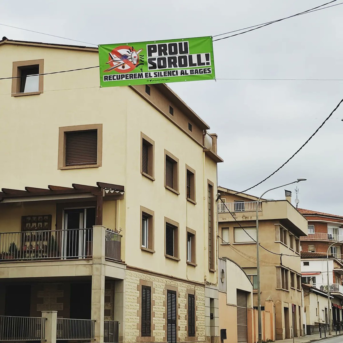 prousorollbages's tweet photo. Estem farts de patir setmana rere setmana jornades senceres del soroll de l'avioneta brunzint damunt dels nostres caps. Per això continuarem lluitant fins a poder recuperar la calma! Avui és Fira de Sant Miquel a Santpedor i així llueix l'entrada al poble. https://t.co/x5ieW4V7YK