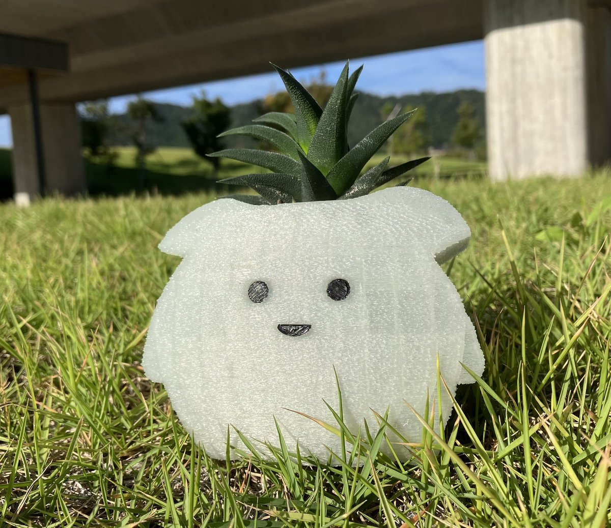XJ6xtyjOxoY2yJ9's tweet photo. ちびモンスター(?)の鉢植えが想定の5倍かわいくできた.
1)お気に入りのスポンジを🧽
→2)写真撮って #Illustrator でSVG
→3)#TinkerCAD で3D
→4)#Adventurer3 でプリント
→5)多肉植物をポン
#flashprint のfuzzy skin初めて使ったけど素晴らしいかも. https://t.co/Br0hB1aiER