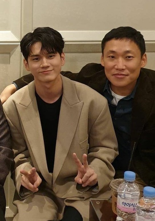 WNOisS2's tweet photo. Q. ‘별빛이 내린다’에서도 옹성우 배우가 캐스팅됐다. 이번 (인생은 아름다워) 작품과 비슷한 톤의 캐릭터인가?

전혀 다르다. 같이 작업하면서 놀란 점이 많았다. 인격적으로도 좋고 열심히 하는 배우다. 큰 역할을 할 수 있을 거라는 확신을 해서 같이 하게 됐다.

#옹성우 #최국희 https://t.co/WlKhcCKtu2