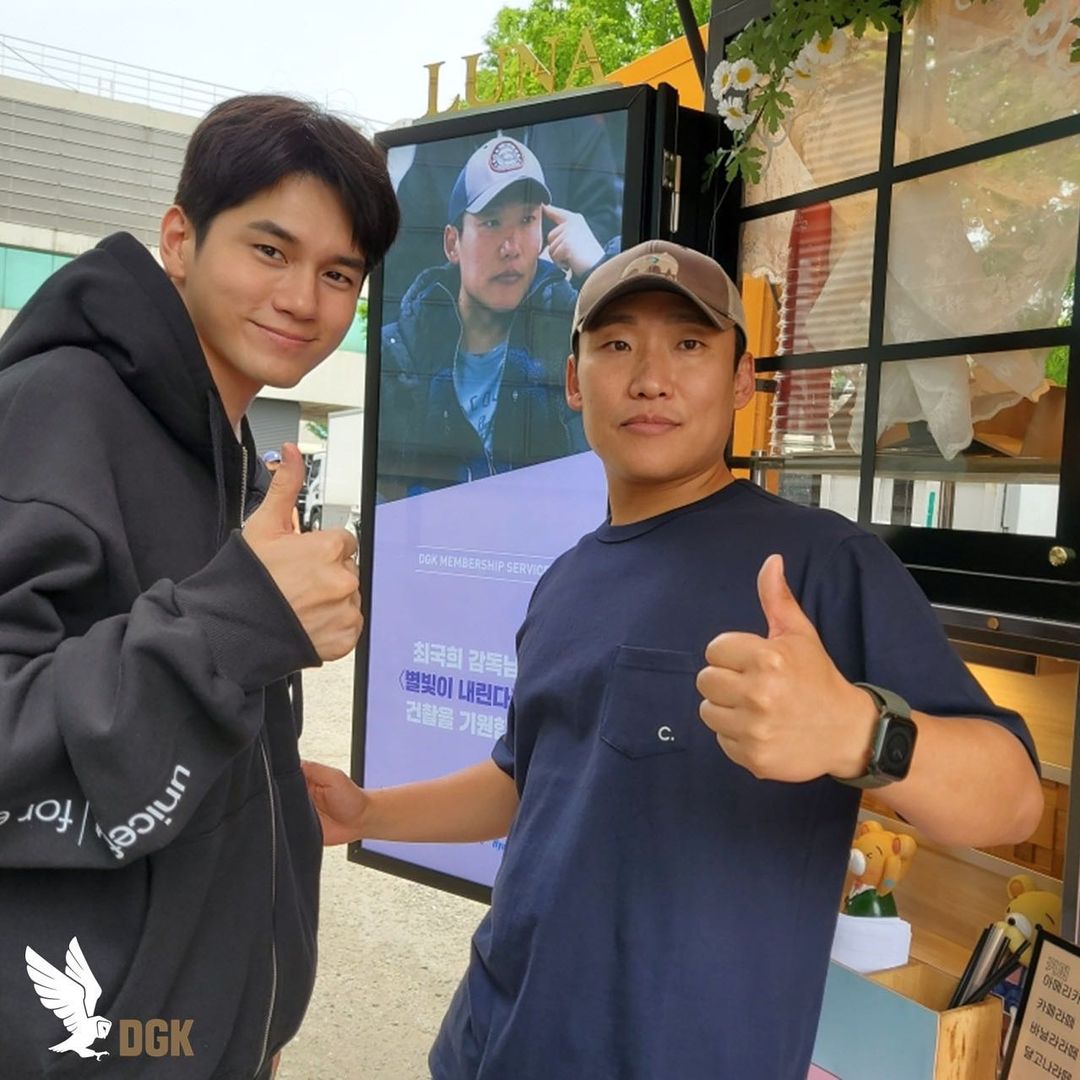WNOisS2's tweet photo. Q. ‘별빛이 내린다’에서도 옹성우 배우가 캐스팅됐다. 이번 (인생은 아름다워) 작품과 비슷한 톤의 캐릭터인가?

전혀 다르다. 같이 작업하면서 놀란 점이 많았다. 인격적으로도 좋고 열심히 하는 배우다. 큰 역할을 할 수 있을 거라는 확신을 해서 같이 하게 됐다.

#옹성우 #최국희 https://t.co/WlKhcCKtu2