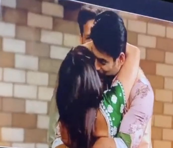 ItsSakshii's tweet photo. Him holding her tightly with both his hands, keeping her as close to him as possible. Her hiding in his chest, clutching him to her. The huge smile on his face, the joy on hers.
They do mean everything to each other... ♡ #Sidnaaz

#3YearsOfSidNaaz
@OfficialSidNaaz https://t.co/Xe43Tfuokr