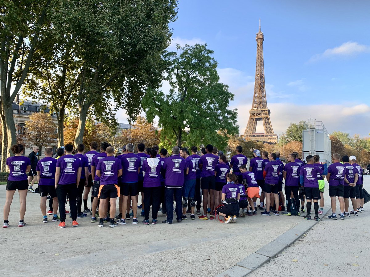 Lenfant28's tweet photo. Grand plaisir d’être au départ du Paris Versailles avec Radia Ouarti et une partie des 130 coureurs inscrits par IPSO et l’EIC PRG dans un joli tee-shirt Réseau avec un appel au recrutement ! @GroupeSNCF @SNCFReseau @lignesNetU_SNCF @RERC_SNCF #IPSO https://t.co/edUcpiTdMi