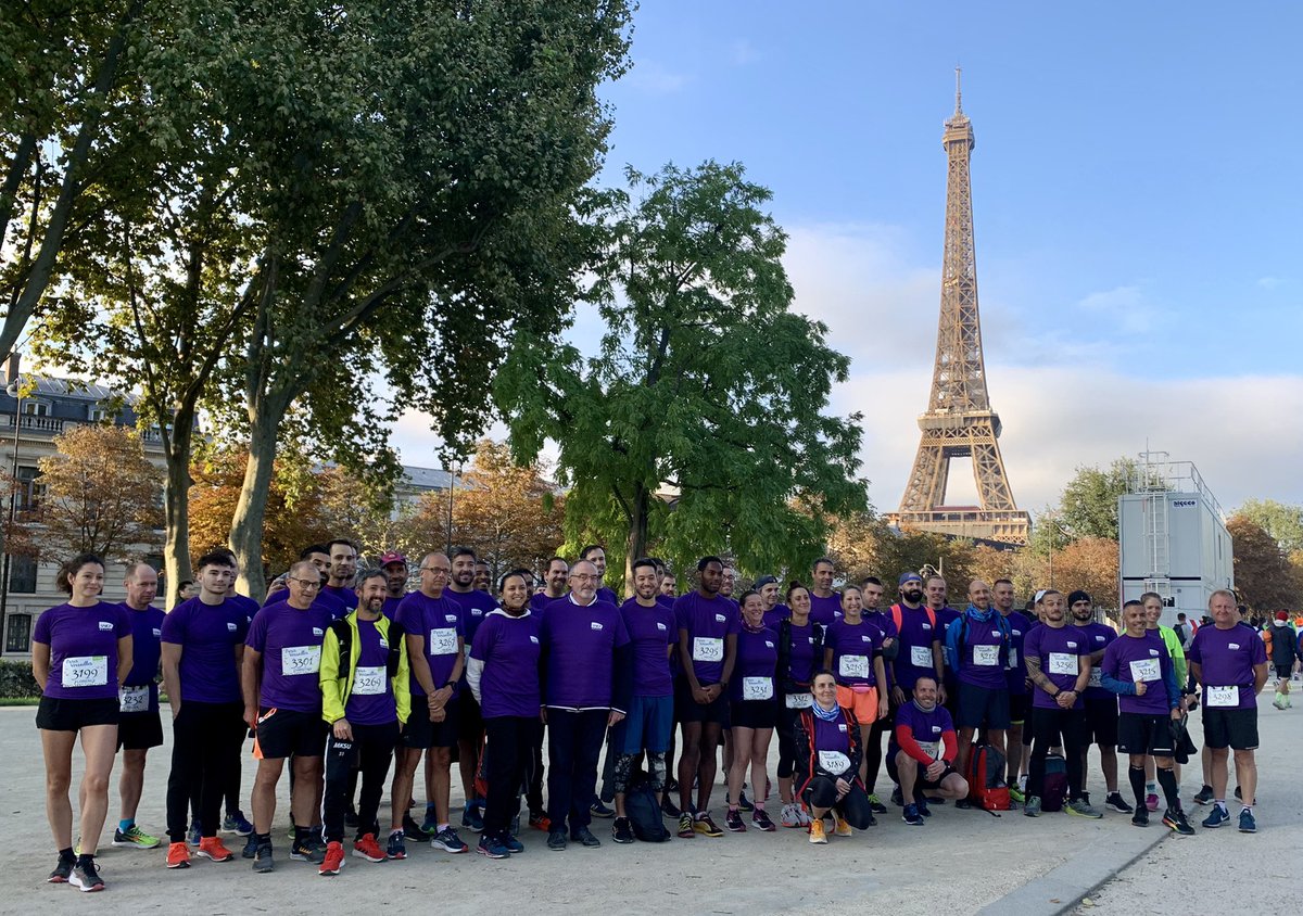 Lenfant28's tweet photo. Grand plaisir d’être au départ du Paris Versailles avec Radia Ouarti et une partie des 130 coureurs inscrits par IPSO et l’EIC PRG dans un joli tee-shirt Réseau avec un appel au recrutement ! @GroupeSNCF @SNCFReseau @lignesNetU_SNCF @RERC_SNCF #IPSO https://t.co/edUcpiTdMi