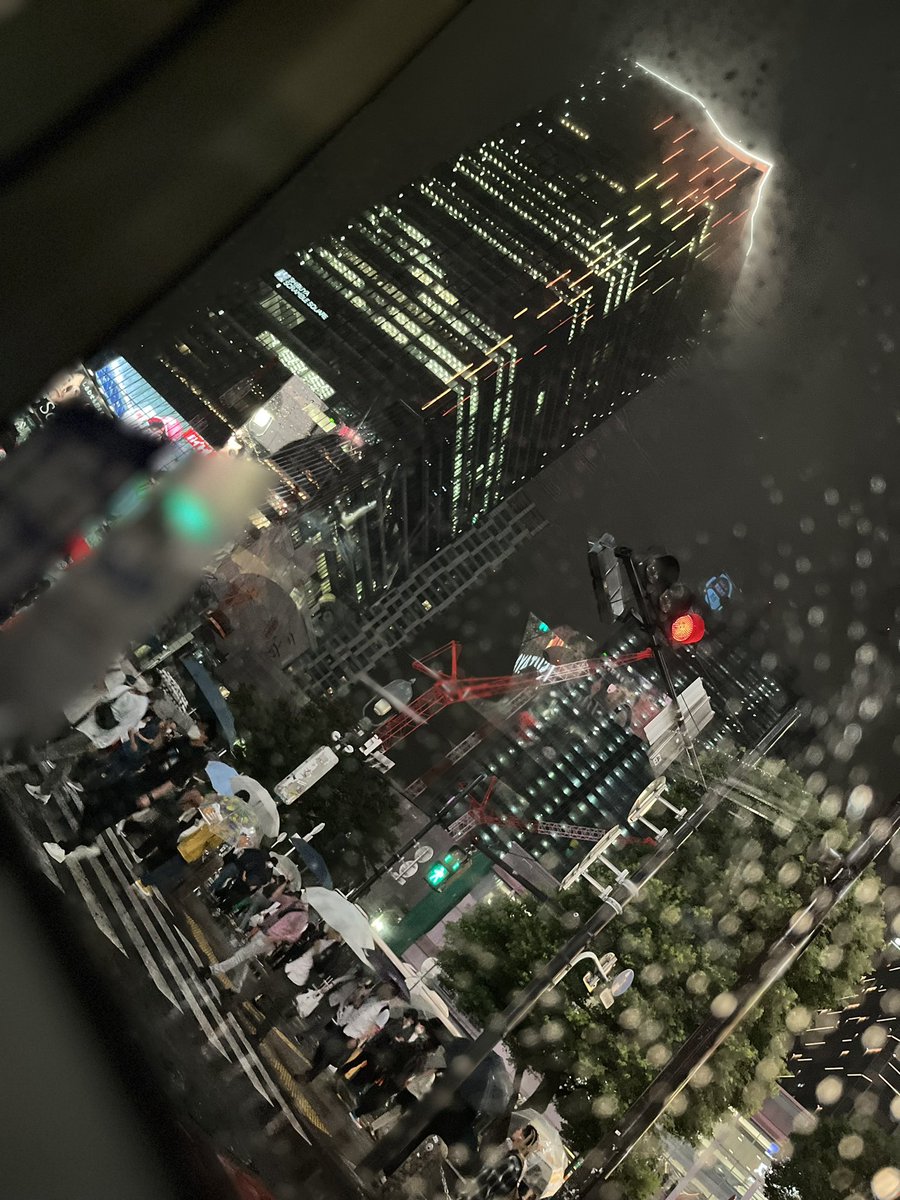 Teachhack3's tweet photo. 雨の方が光ってる気がする。
＃渋谷 #ポートレートの世界 ＃雨 https://t.co/G02rfEAo5J