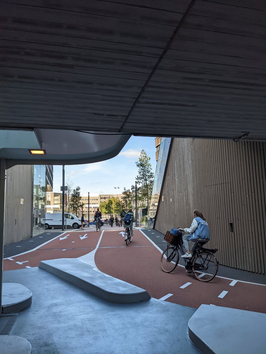 radrevolte's tweet photo. Das #Fahrrad|parkhaus am Bahnhof #Utrecht ist nicht nur wg. des Designs oder der Größe einzigartig, sondern vor allem wg. dessen Symbolkraft.
Dort wurde etwas gebaut, das es für Autos schon überall gibt. Und so revolutionär dieses Parkhaus auch ist: so eins gehört in jede Stadt! https://t.co/luhGlS4r6I