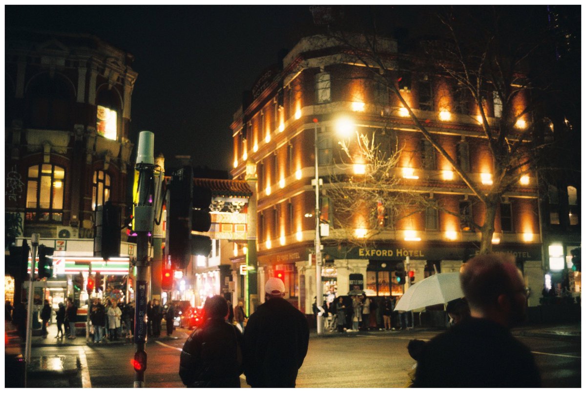 AselaDS's tweet photo. Melbourne Nights. 

🎞 #fujicolorc200
📷 #leicam4p #voigtlander35mmf14ii

#shotonfilm https://t.co/emiHkcYKJc