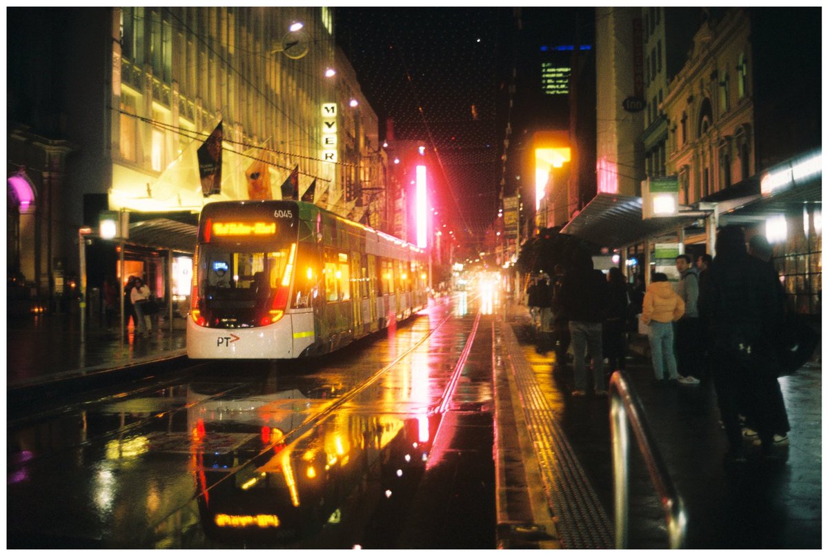 AselaDS's tweet photo. Melbourne Nights. 

🎞 #fujicolorc200
📷 #leicam4p #voigtlander35mmf14ii

#shotonfilm https://t.co/emiHkcYKJc