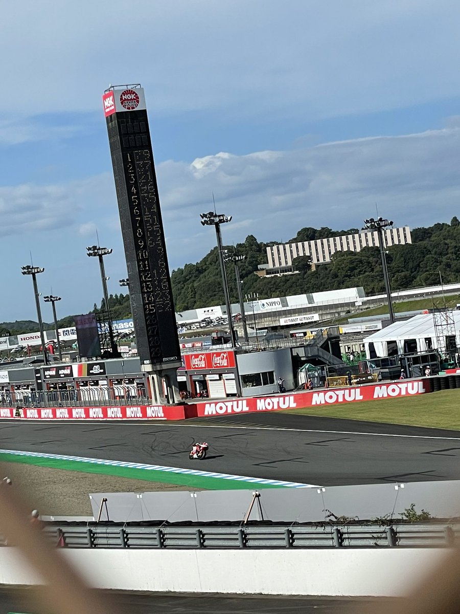 ogtn93's tweet photo. motoGP in もてぎ！！！マルケス4位だったけどおぐおぐ推しが家族にいるので優勝できてこちらも嬉しかったです☆来年こそマルケスの優勝をこの目で！！！ https://t.co/J3CvG4xuMP