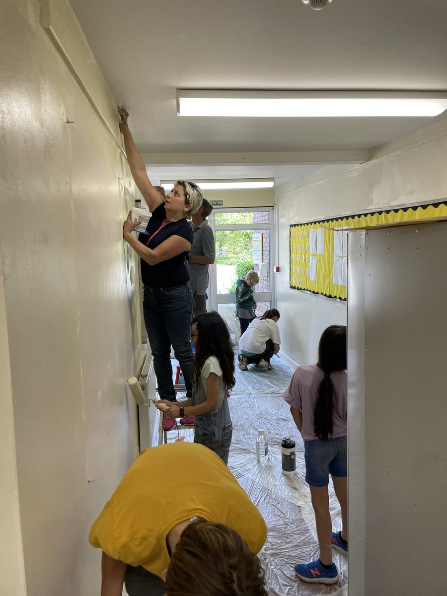 deanoharp's tweet photo. Volunteer painting day @StGeorgesHarpen yesterday, what a productive day we had! Thank you to everyone who turned out, amazing effort. https://t.co/0cDBerq0Tw