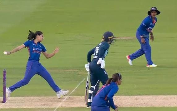 Cricketracker's tweet photo. Deepti Sharma had her eyes set on the target! 👀

📸 : England Cricket https://t.co/N1kHfpR15P