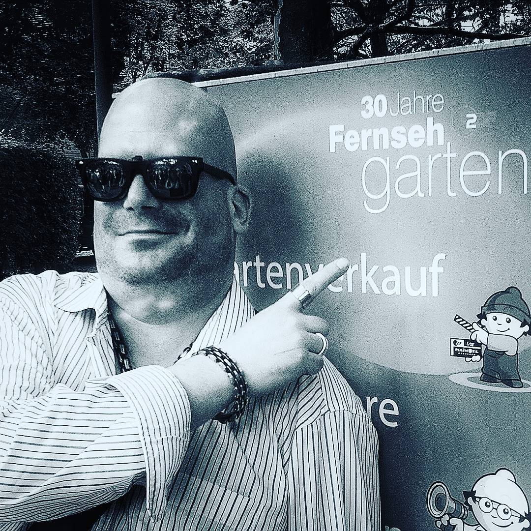 Heute also der letzte #Fernsehgarten vom Lerchenberg in dieser Saison.

Ich bin noch immer von Trauer erfüllt, wenn ich daran denke, dass diese Saison Deine letzte war.

An paar Abschiedsworte an <a href="/Selleman/">🌈 ᗰᖇ. ᖴEᖇᑎᔕEᕼGᗩᖇTEᑎ ™ 📺☀️🏖️</a>:

#RIPMicha