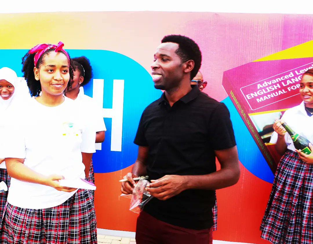 imperialschoolz's tweet photo. This book is a stimulant towards students' focus on studies rather than taking lesson notes. Imperial encourages students to focus on reading book,the tale about "writing notes" has no room in modern world.
#TheBookLaunch here at ISS https://t.co/61oXHU1gD8