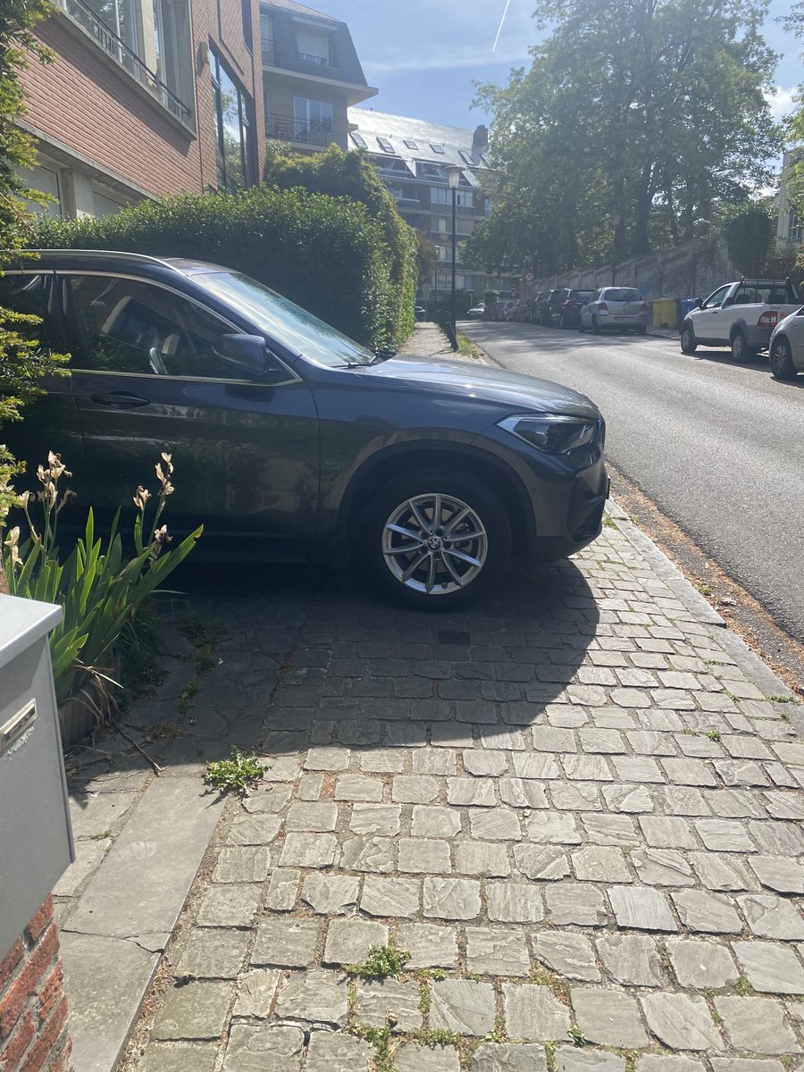 Hey ⁦<a href="/BorisDillies/">Boris Dilliès</a>⁩ - if you’re going to ban scooters for parking on pavements, are you going to follow the same logic and ban cars in Uccle for squatting on sidewalks, flouting speed limits and endangering the health of locals?