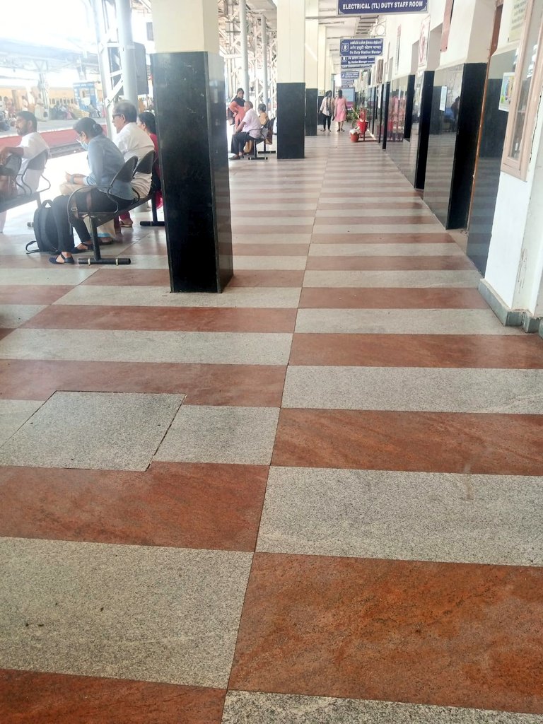 GMSRailway's tweet photo. Madurai Junction welcomes you!
The major railhead of the Temple Town Madurai greets passengers with its clean and pleasing ambience!
#CleanIndia #SwachhataPakhwada #Swachrail #SwachhBharatAbhiyanan
#SouthernRailway https://t.co/2fUGYOar7G