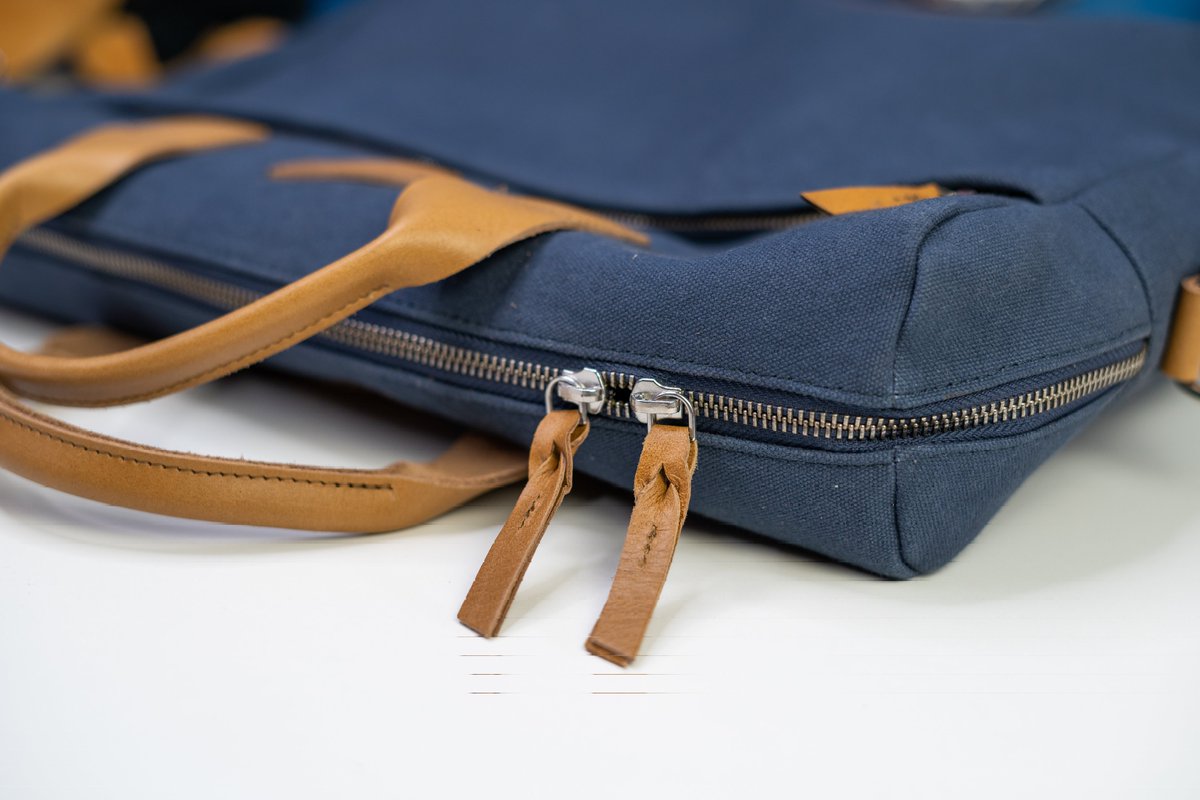 meqafdn's tweet image. Midnight Blue City Compact Fleet Messenger Bag by Dailyobject
 @daily_objects
#dailyobjects #laptopbag #sidebag #messengerbag