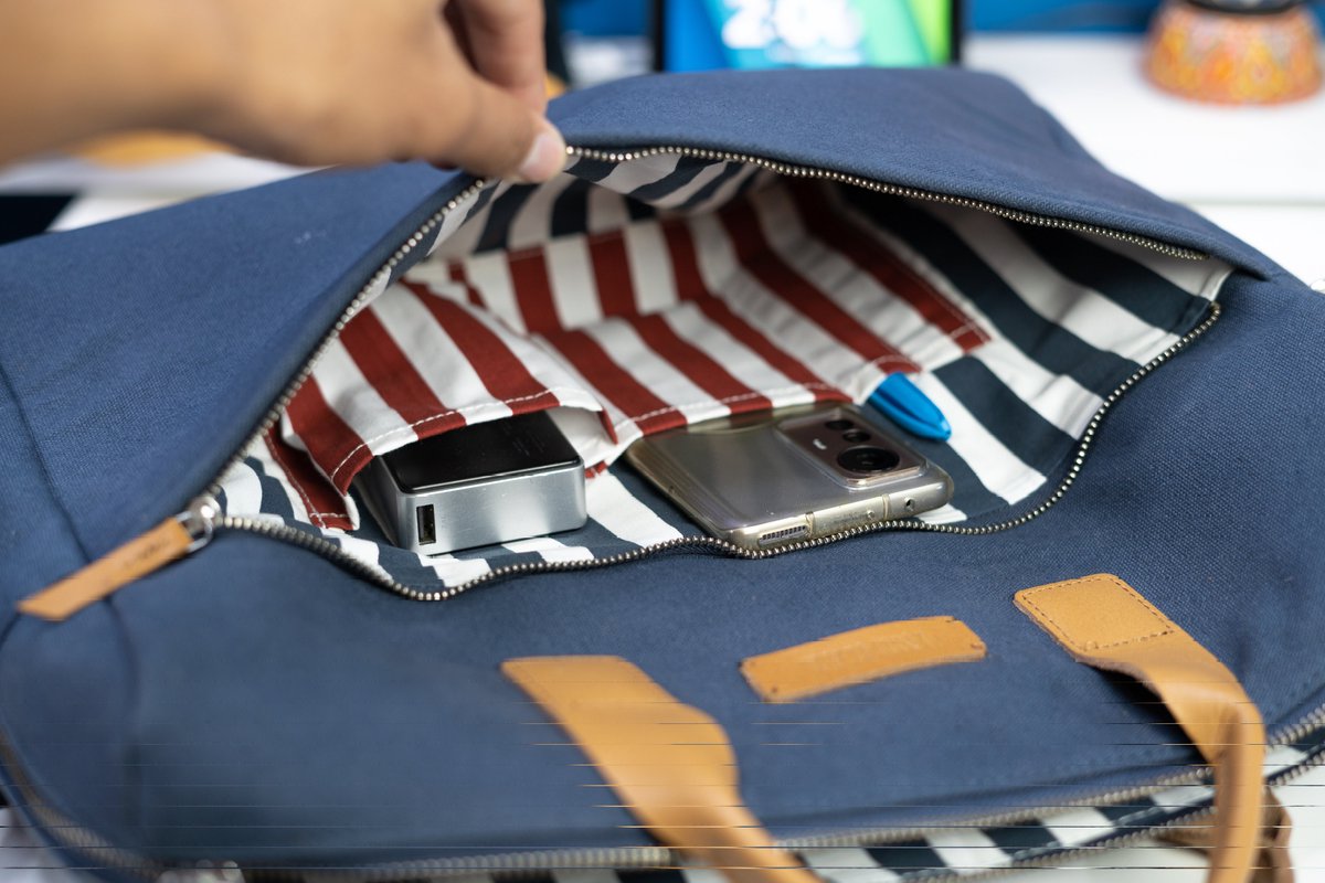 meqafdn's tweet image. Midnight Blue City Compact Fleet Messenger Bag by Dailyobject
 @daily_objects
#dailyobjects #laptopbag #sidebag #messengerbag