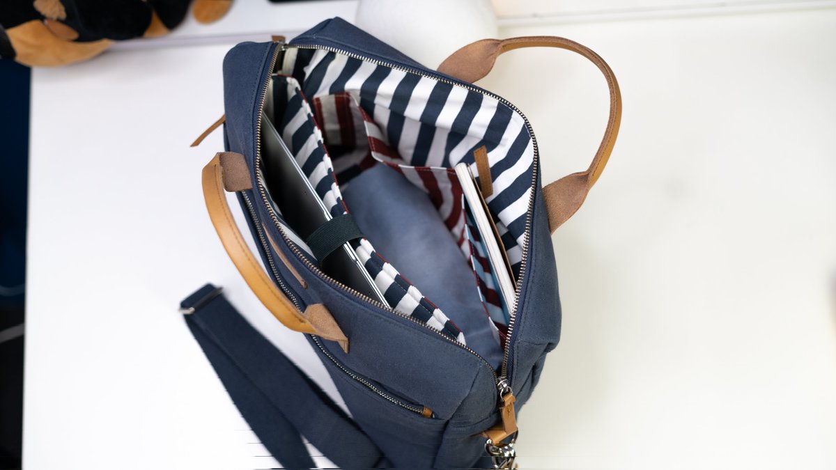 meqafdn's tweet image. Midnight Blue City Compact Fleet Messenger Bag by Dailyobject
 @daily_objects
#dailyobjects #laptopbag #sidebag #messengerbag