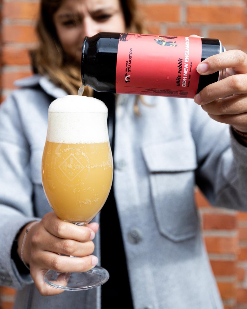 BrowarStuMostow's tweet photo. 𝗪𝗵𝗶𝘁𝗲 𝗿𝗮𝗯𝗯𝗶𝘁 - 𝗗𝗗𝗛 𝗡𝗲𝘄 𝗘𝗻𝗴𝗹𝗮𝗻𝗱 𝗜𝗣𝗔 - To podwójna IPA, solidnie nachmielona odmianami - Bru-1, Motueka oraz Belma. 🍻
#premiera #piwo #piwokraftowe #beer #craftbeer #wrclw #100mostow #wroclove https://t.co/P30aMhm05E