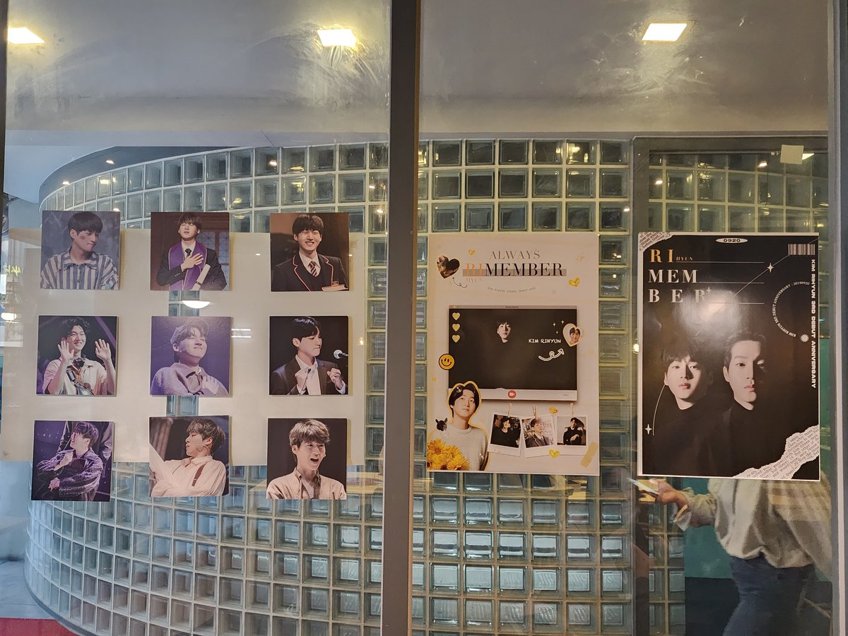 chororong1313's tweet photo. #RI_MEMBER0920 
#김리현데뷔3주년축하해
#나_이제_데뷔3주년이야_지켜봐줄거지

나도갔다 리횬카페 🫶🏻
짱리횬 데뷔 3주년 짱추카해요💛💛 https://t.co/jri7TlF6c1