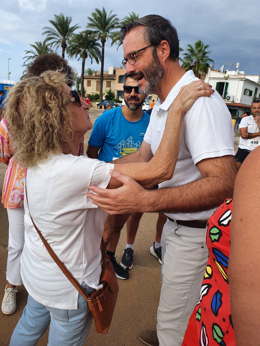 hila's tweet photo. Hoy he dado la salida de la carrera solidaria que organiza Fundación @Respiralia para apoyar su lucha contra la #FibrosisQuística, y que ha reunido a más de 500 participantes. Enhorabuena por vuestro trabajo. https://t.co/BouV4RVEGd