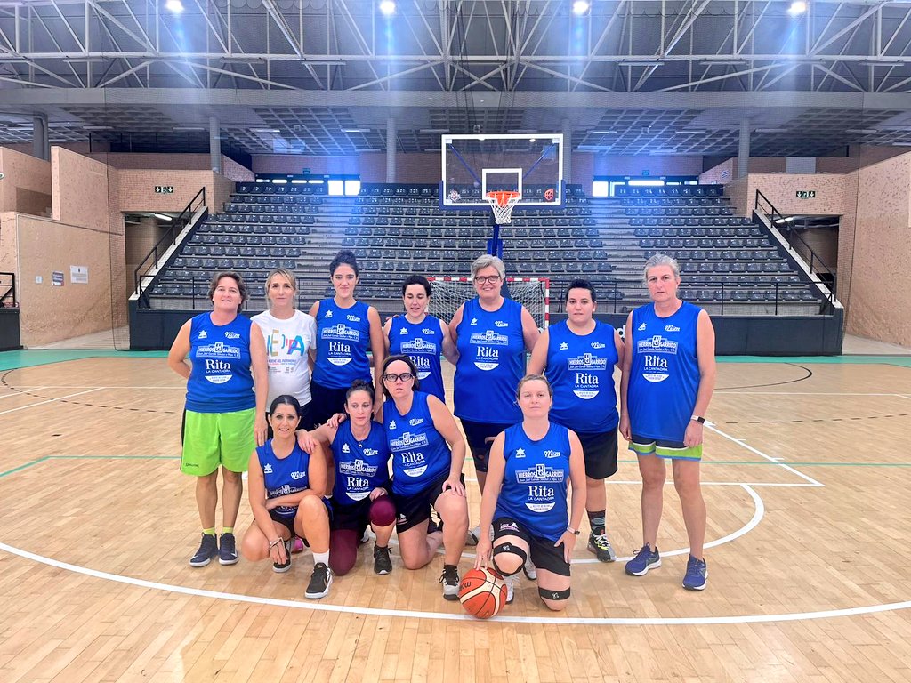 masqueveteranas's tweet photo. Segundo partido:

Lokas (Baeza) Vs. Tortugas (Sevilla)

Mujeres deportistas,divertidas, disfrutonas!!!
#Valorcesto
💙🏀💚 https://t.co/OKNP5PZMOG