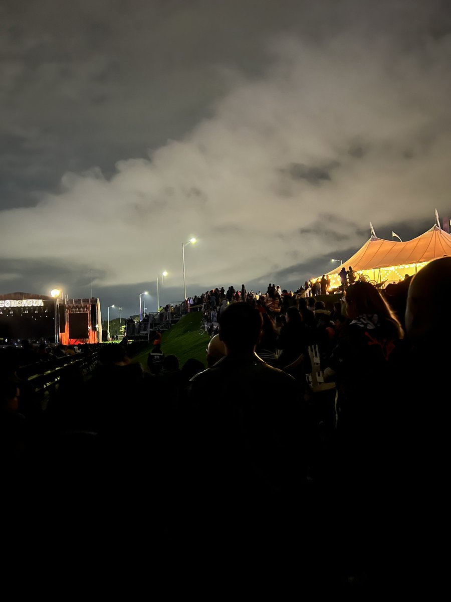 No hay ninguna justificación para que esta sea la vista del escenario principal del  <a href="/CordilleraFest/">Festival Cordillera</a> en la sección VIP. Cobran el doble del precio de la boleta para que la gente tenga que ver por las pantallas o con visión reducida. Que robo tan HP <a href="/WRadioColombia/">W Radio Colombia</a>