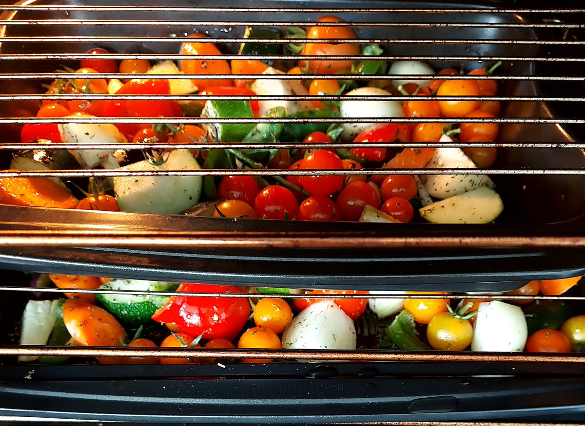 arfshelly's tweet photo. That's possibly the last of the home grown veg in the oven slowing roasting  to make a wonderful sauce #Homegrown #veg  #organic https://t.co/qputp0gj4J