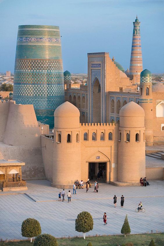 BiruniKhorasan's tweet photo. The only word that can describe the beauty and magic of Khiva is "WOW!". https://t.co/VyEWaG2IUB