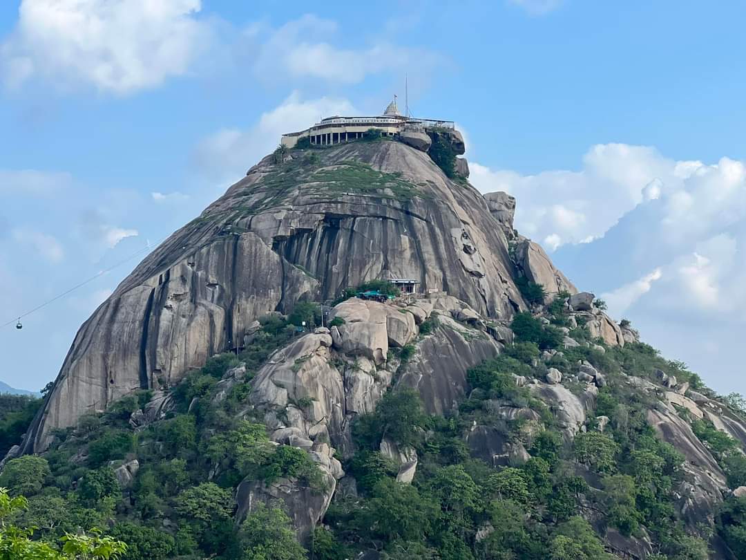 InfoGujarat's tweet photo. #Guesstheplace

આ ગઢના નામ પર નવરાત્રીમાં કેટલાક ગીતો ગવાય છે જેના તાલે ખેલૈયાઓ ગરબે ઘૂમે છે.

#Gujarat https://t.co/ebcgbgFmXt