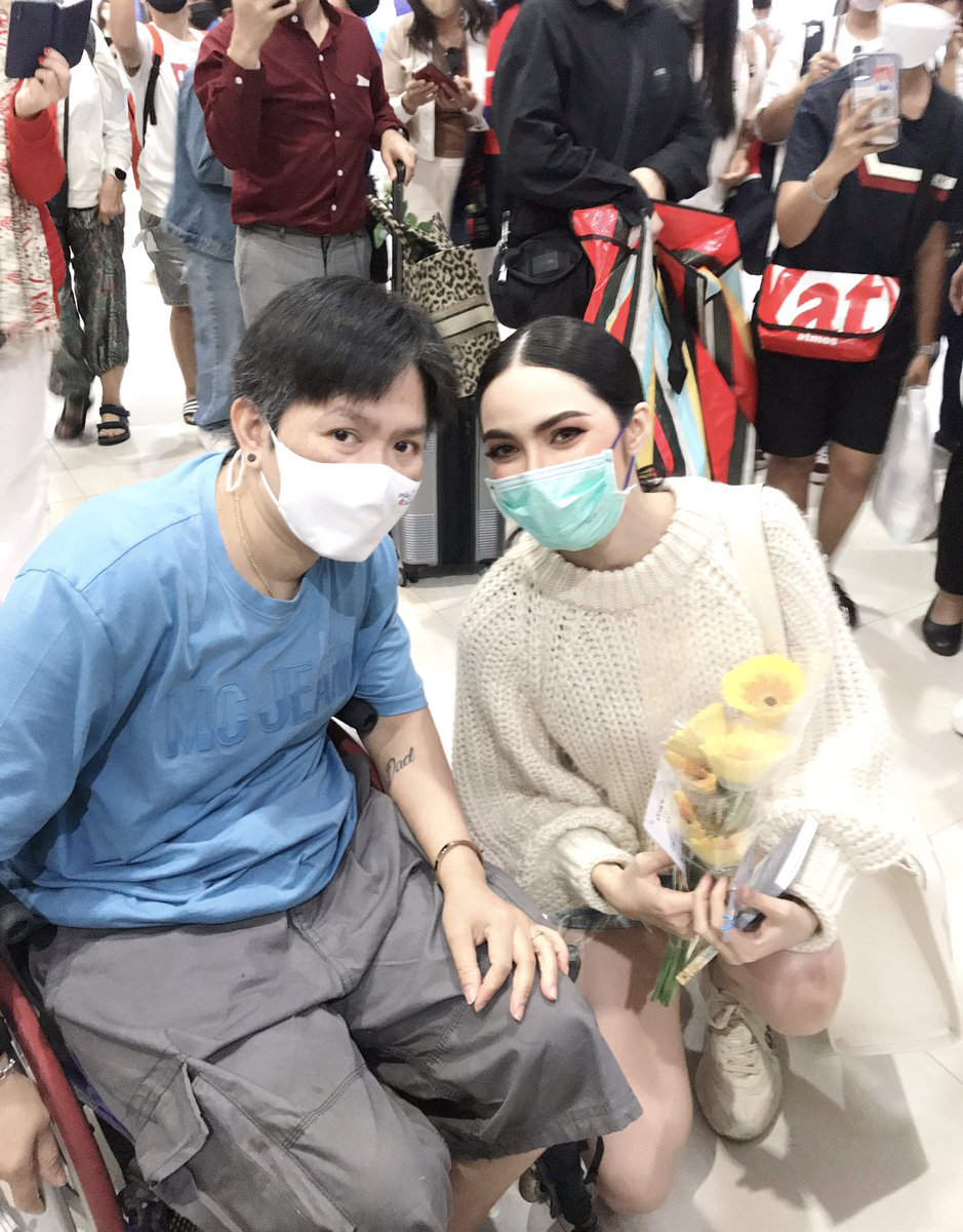 a_disabilities's tweet photo. 2 ครั้งที่ไปส่ง มุเร้กที่ดอนเมือง น้องโคตรจะน่ารัก เฟรนลี่ กับเราและแฟนคลับทุกคน แม้มุเร้กจะรีบแค่ไหน แต่น้องไม่เคยปฏิเสธแฟนคลับเลย รักนะคะมุเร้ก เด็กฝรั่ง 3 ขวบ อยู่แบบนี้ไปนานๆนะคะ 💚🐰🌻 #ชาล็อตออสติน #CharlotteAustin @itscharlotty https://t.co/lKHt7xSfs7