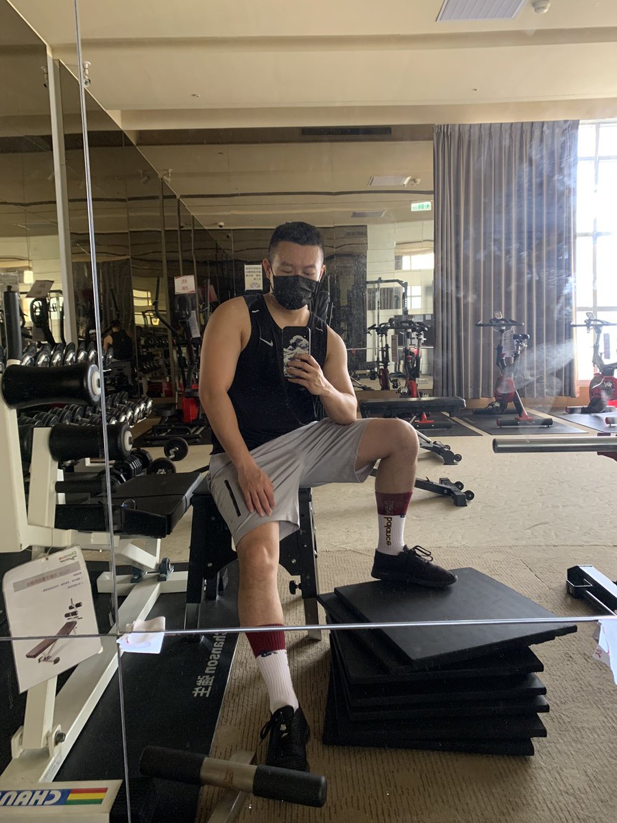 週末人少少的健身房