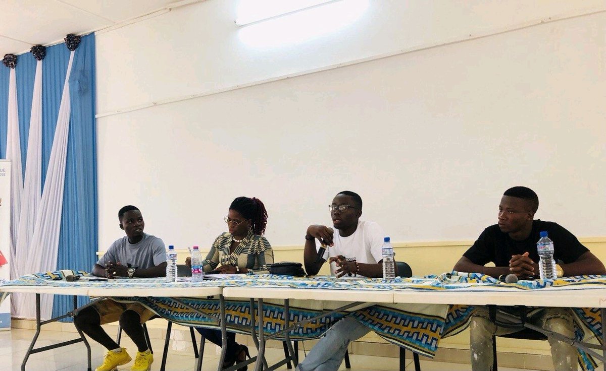 SAkparo's tweet photo. Projet FemiTECH: ce fut un plaisir pour nous de nous entretenir avec la jeunesse surtout la gente féminine sur le thème  «Blockchain, opportunité ou menace », https://t.co/JcpahZQXAI