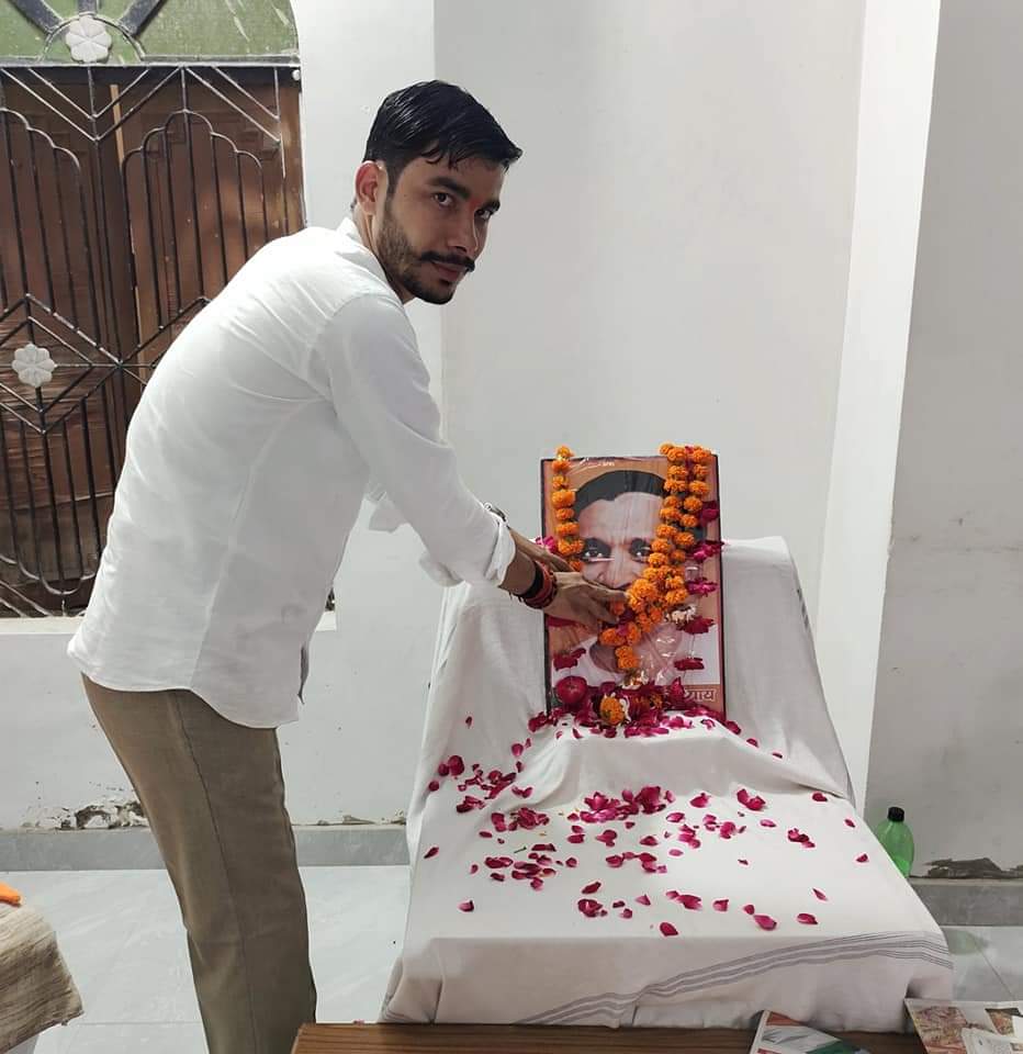 bjp4prashant's tweet photo. श्रद्धेय पं. दीनदयाल उपाध्याय जी की जयंती के अवसर पर आज वार्ड १४ आबूनगर, बूथ संख्या २४2 पर पं. दीनदयाल जी चित्र पर माल्यार्पण कर उनकी विचारधारा व जीवन परिचय पर विस्तृत चर्चा की
साथ ही देश के यशस्वी #प्रधानमंत्री आदरणीय श्री @narendramodi जी की #मनकीबात कार्यक्रम को सुना @BJP4UP https://t.co/vwEz2Lbrc4