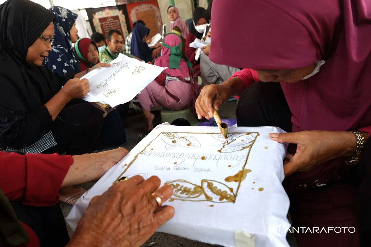 antarafoto's tweet photo. Sejumlah warga dari lanjut usia hingga anak-anak membatik dengan motif kata-kata dalam aksara Jawa di Kampung Batik Laweyan Solo, Jawa Tengah, Minggu (25/9/2022). 

ANTARA FOTO/Maulana Surya

#aksarajawa #batik #membatik #kampungbatik #jawa #budaya #indonesia #motif #kata #anak https://t.co/3xhqUwFkx3