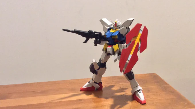 自分の絵から立体化させたガンダムを歴代主役機に混ぜて公式ヅラする遊びは楽しいぞ 