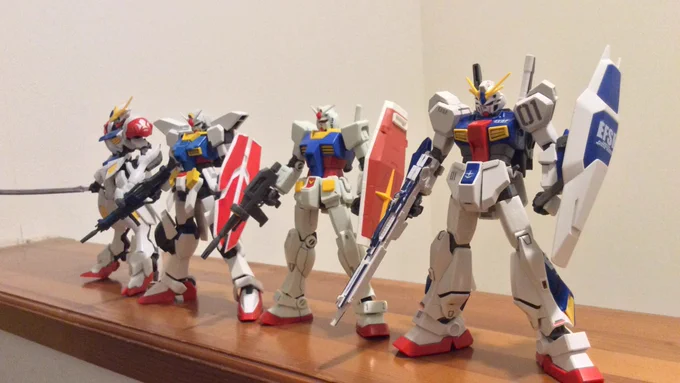 自分の絵から立体化させたガンダムを歴代主役機に混ぜて公式ヅラする遊びは楽しいぞ 